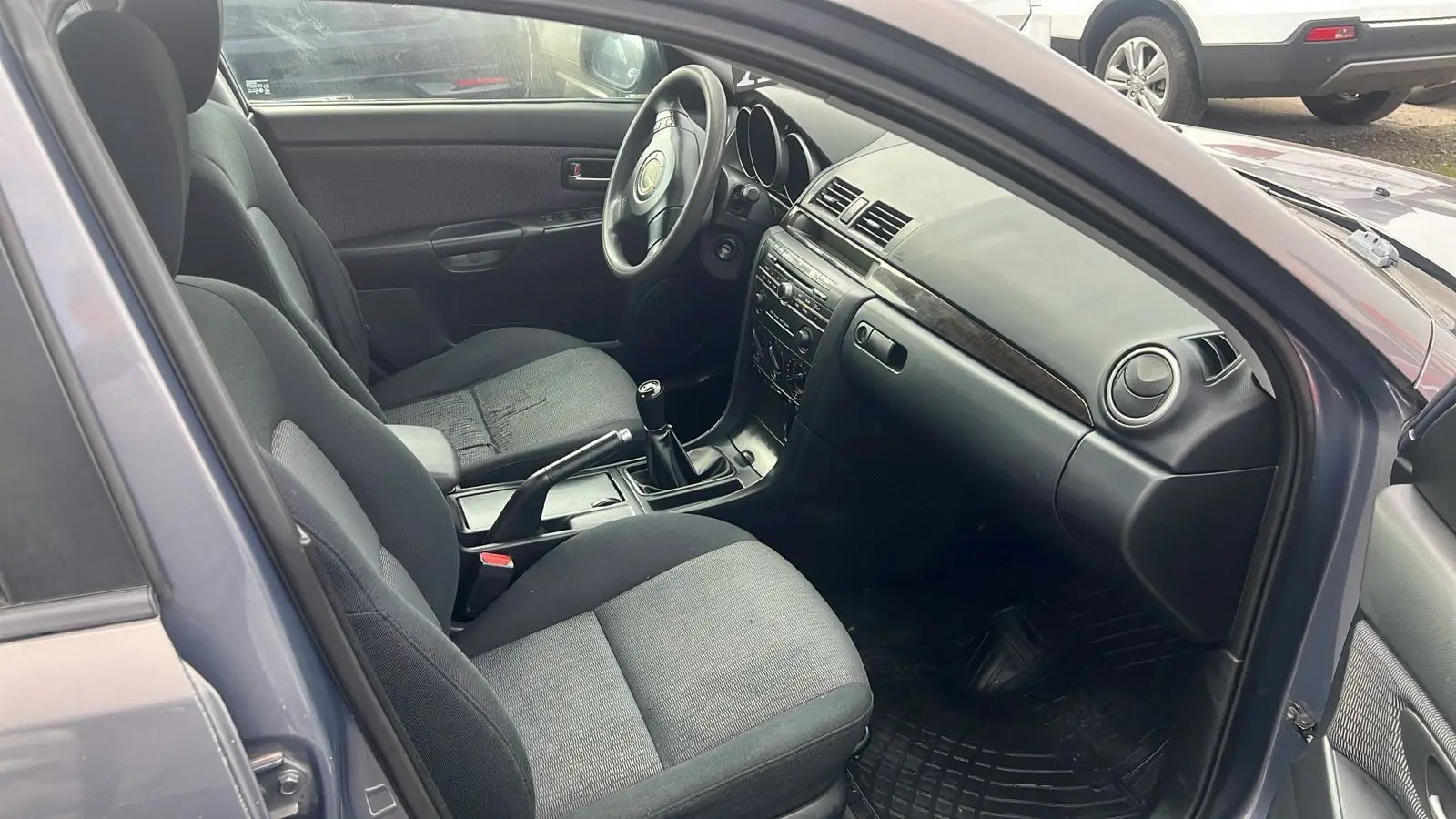 Mazda 3 Sedan — foto 4 de 6
